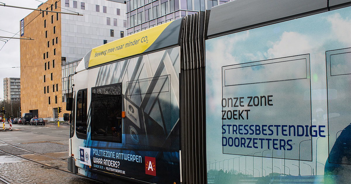 ANDERS-team rijdt voorbij het mastergebouw