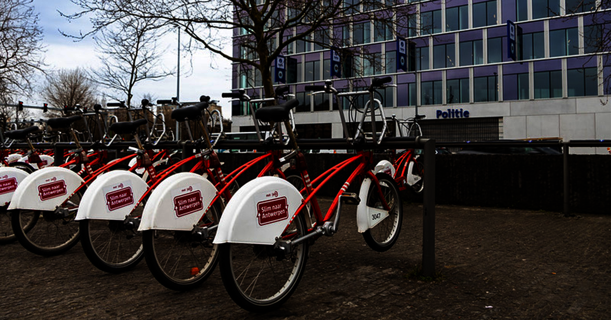 Velo-station voor de ingang van het mastergebouw