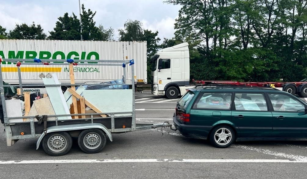 Auto en aanhanger overladen