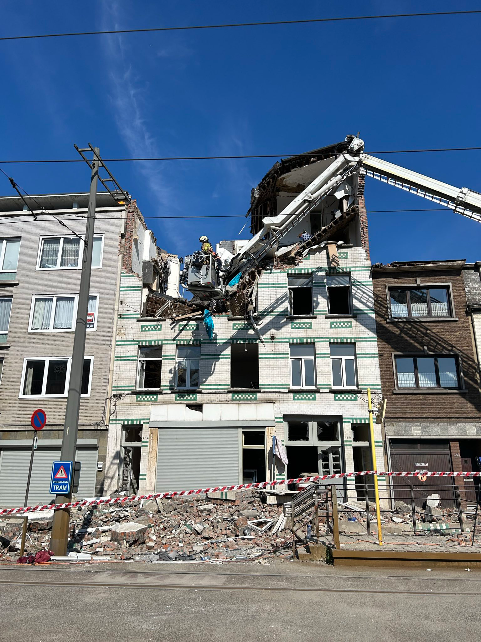 Appartementsgebouw ontploft en ingestort op Sint-Bernardsesteenweg