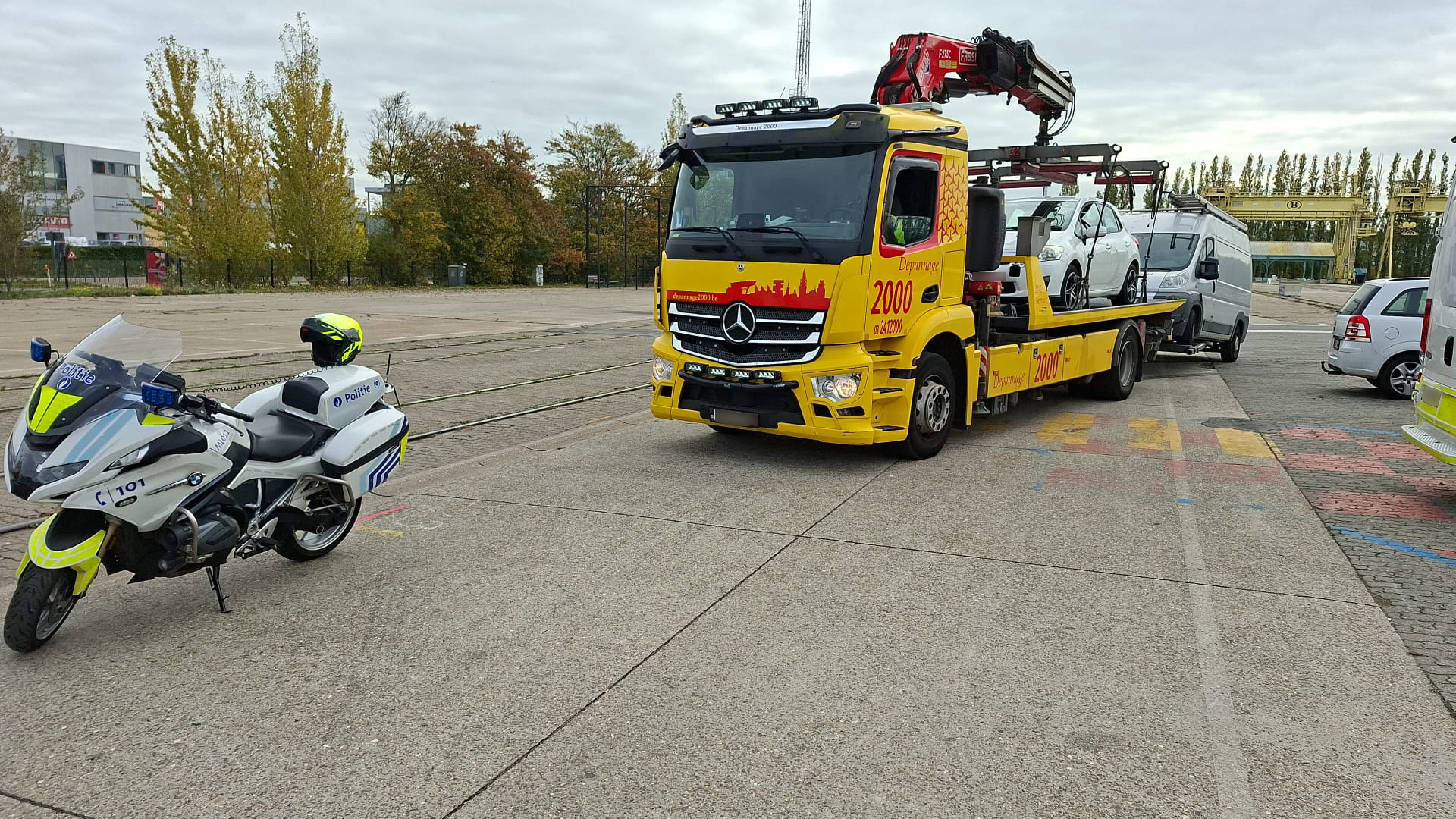 Auto op takelwagen bij actie Varuna