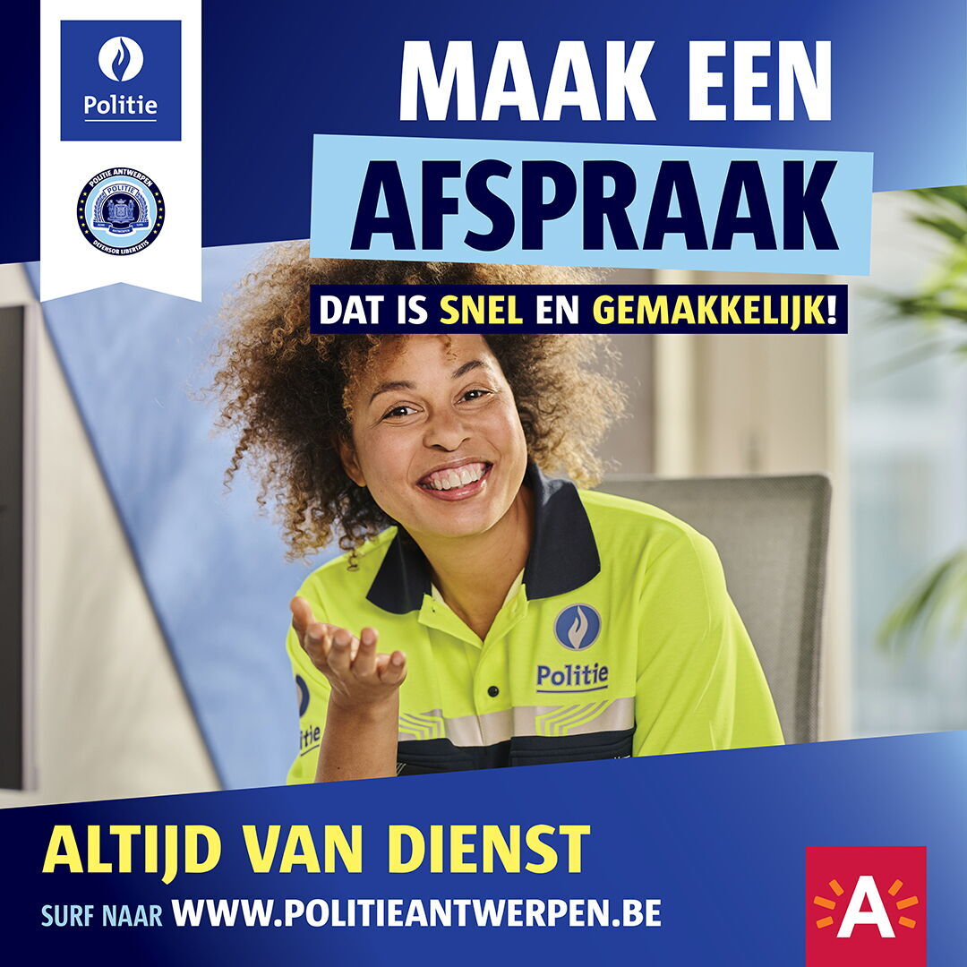 Vrouwelijke inspecteur, lachend aan bureau