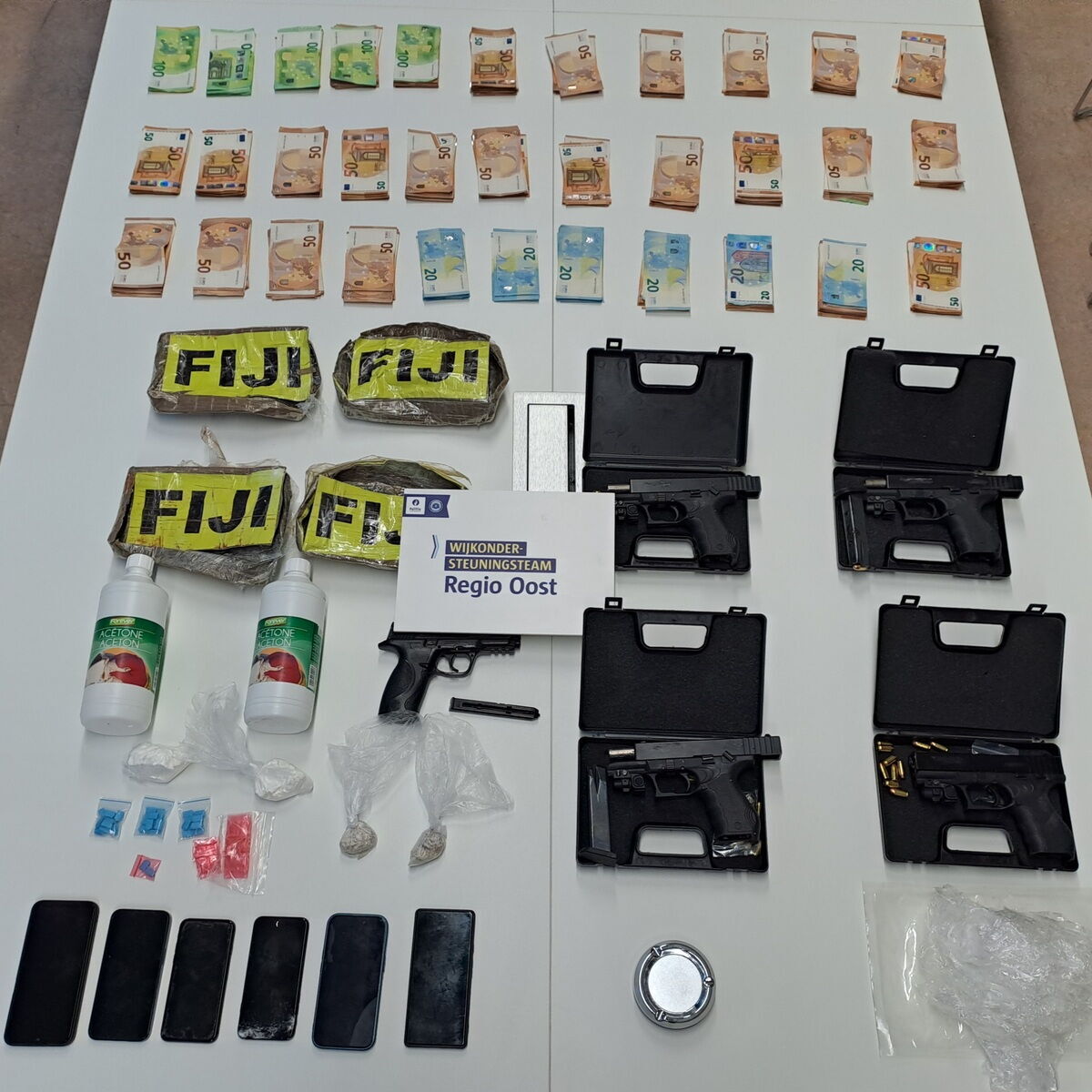 30 000 euro, drugs en wapens in beslag genomen