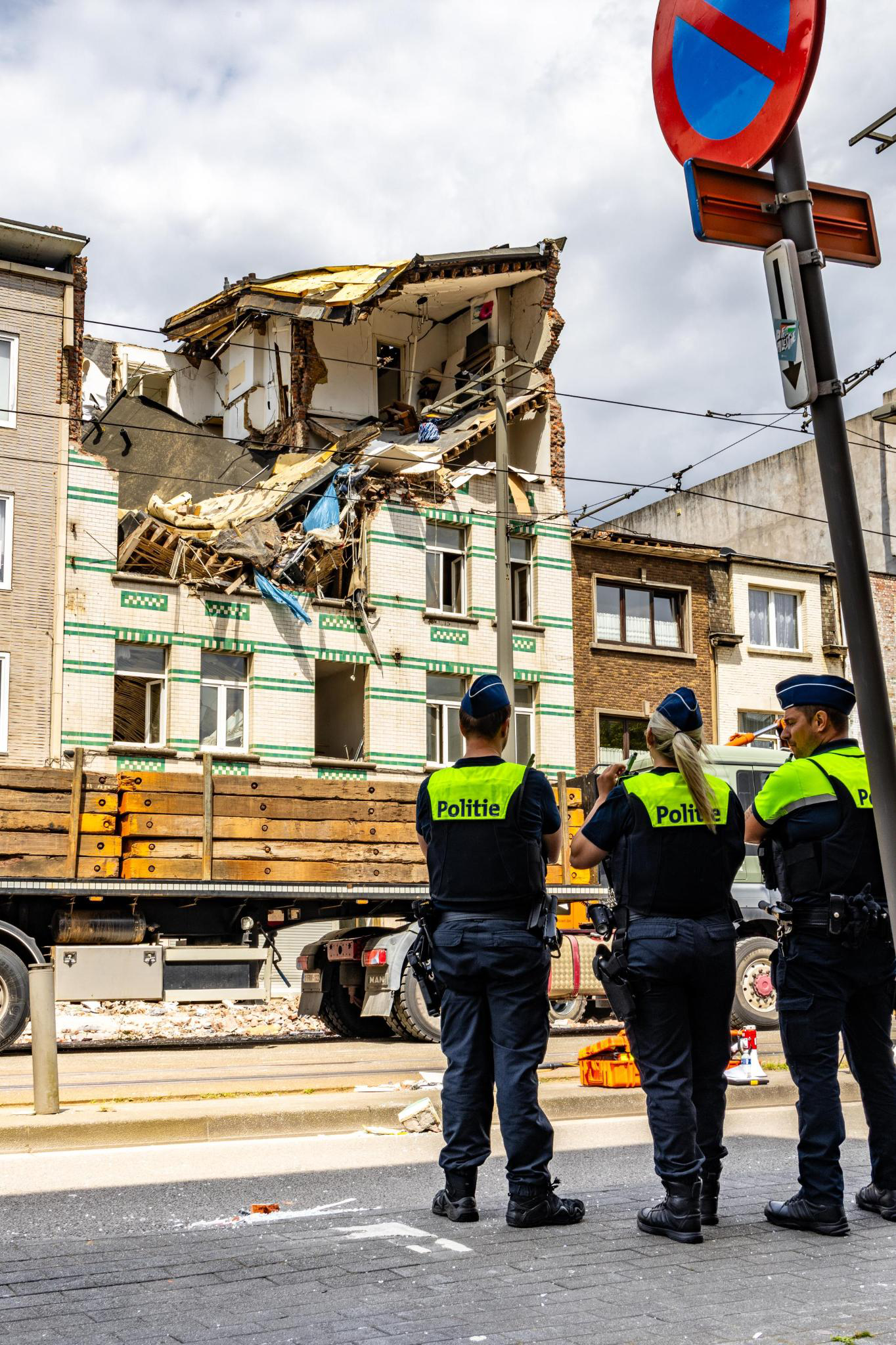 Appartementsgebouw ontploft en ingestort op Sint-Bernardsesteenweg
