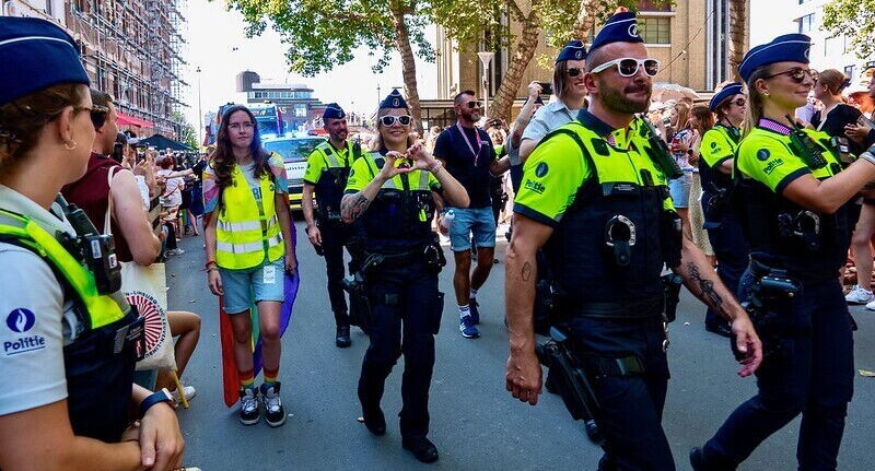 PZA is aanwezig tijdens de parade van de Antwerp Pride