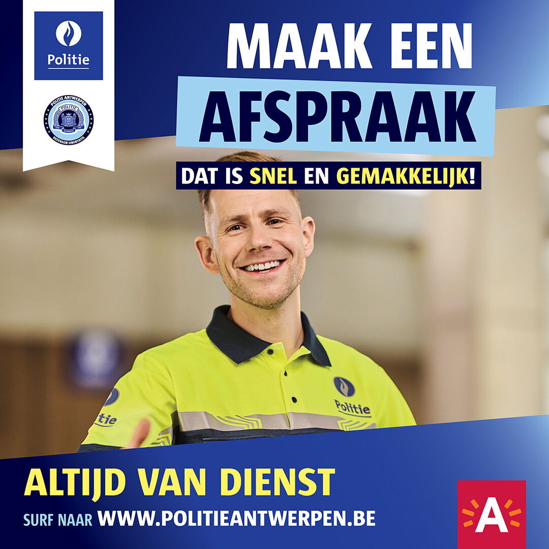Mannelijke inspecteur steekt lachend zijn hand uit