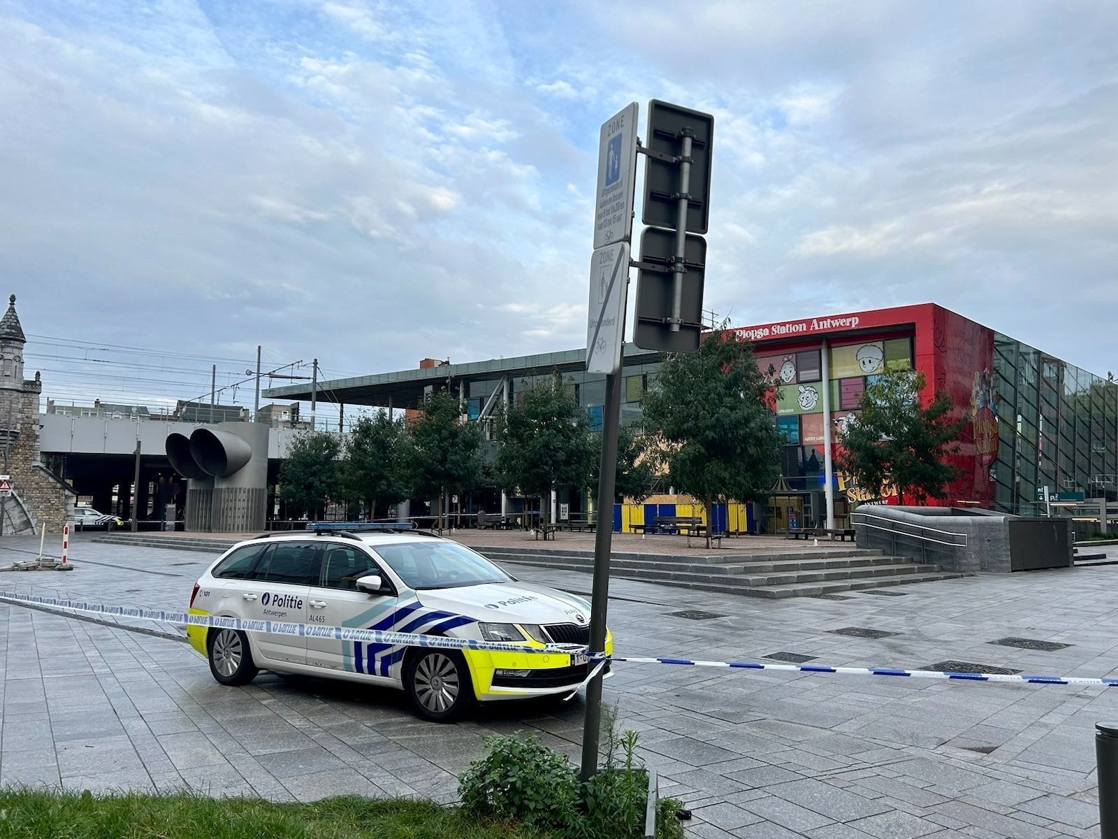 Politievoertuig in stationsomgeving - perimeter afgespannen met politielint