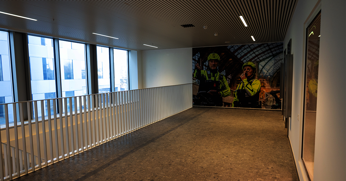 Gang met grote foto inspecteurs in het mastergebouw